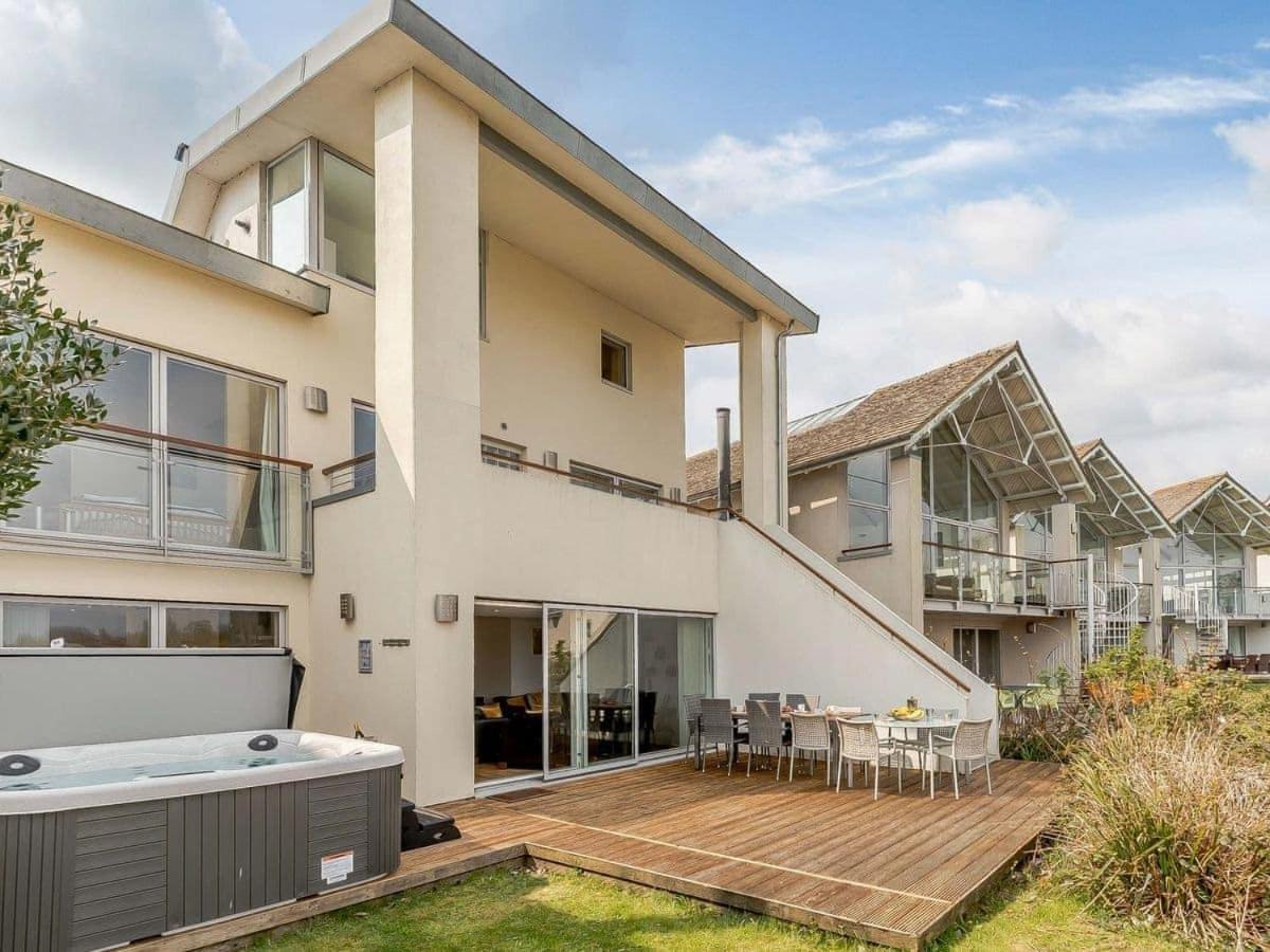 Cotswolds Lakehouse, With Hot Tub & Spa Access, Lower Mill Estate Somerford Keynes Eksteriør billede