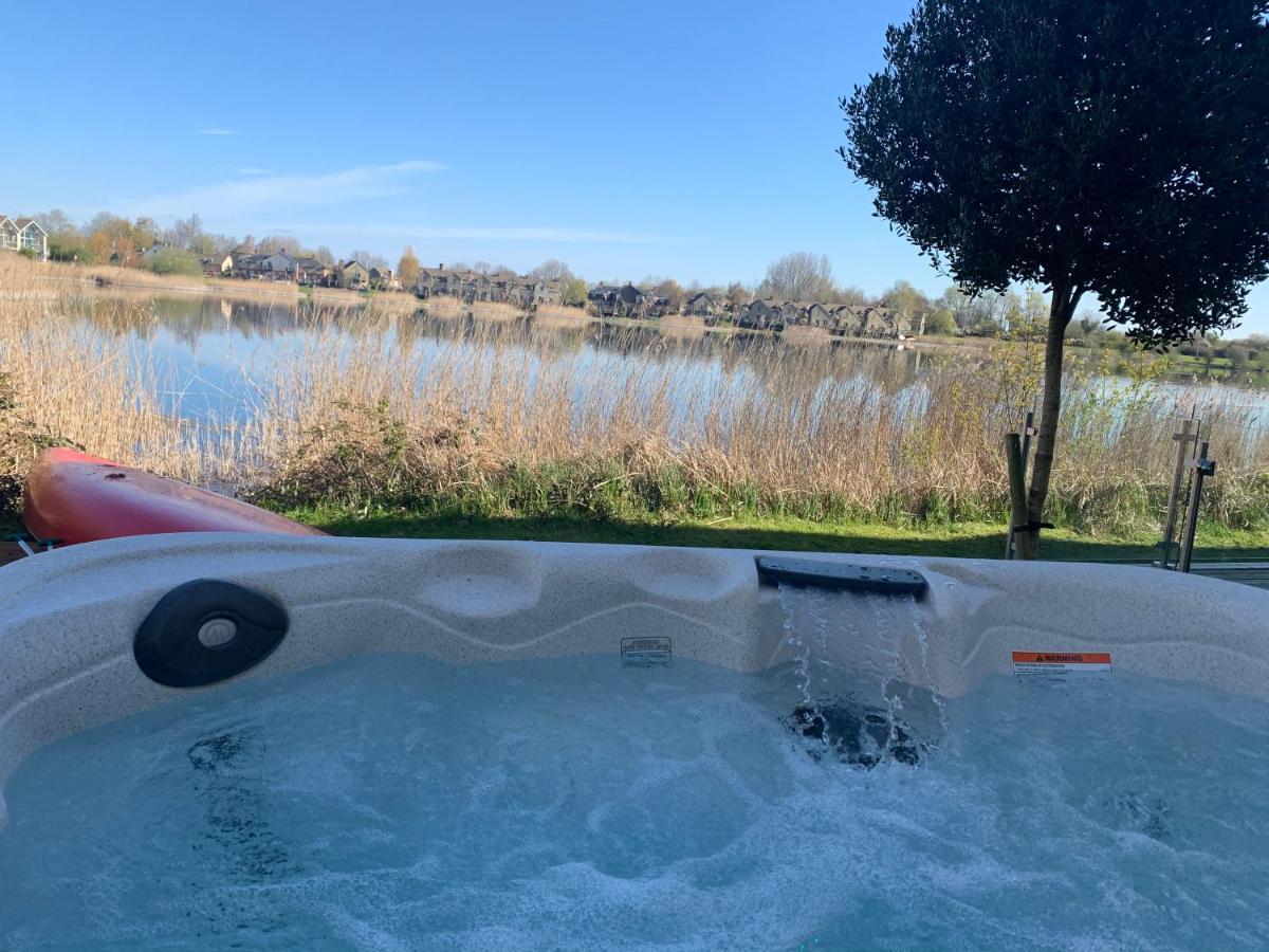 Cotswolds Lakehouse, With Hot Tub & Spa Access, Lower Mill Estate Somerford Keynes Eksteriør billede