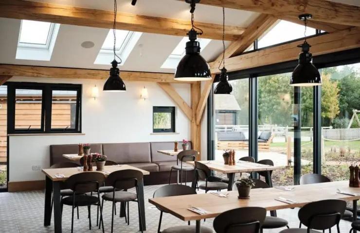 Cotswolds Lakehouse, With Hot Tub & Spa Access, Lower Mill Estate Somerford Keynes Eksteriør billede
