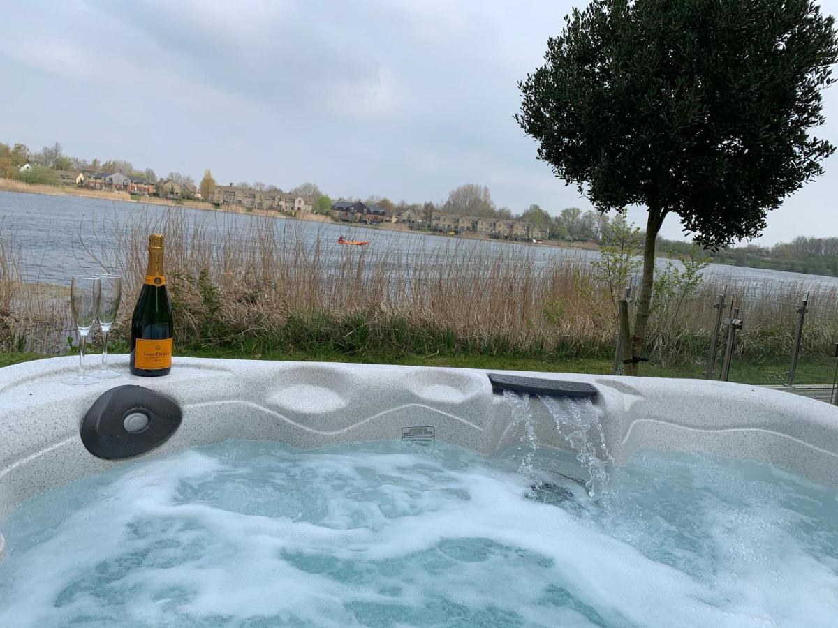 Cotswolds Lakehouse, With Hot Tub & Spa Access, Lower Mill Estate Somerford Keynes Eksteriør billede